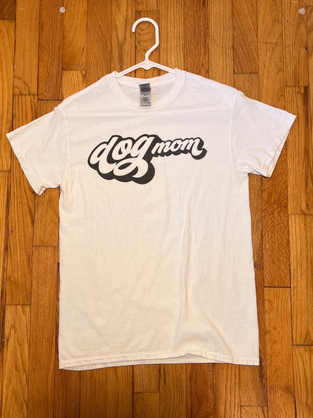 "Dog Mom" Graphic Print White Hanes T-Shirt | Size S